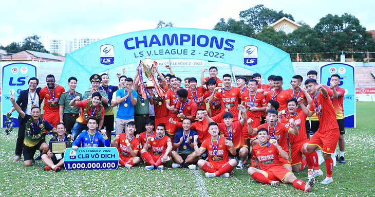 Nhà vô địch Giải hạng nhất quốc gia 2023 sẽ nhận được 2 tỉ đồng tiền thưởng và thăng hạng lên chơi V-League 2024 - Ảnh: VPF