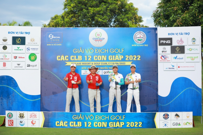 Một cặp đấu foursome ở ngày khai màn giải Vô địch các CLB 12 Con Giáp 2022