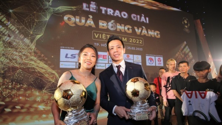 Văn Quyết và Huỳnh Như nhận giải Quả bóng vàng nam, nữ 2022 (ảnh: SGGP)