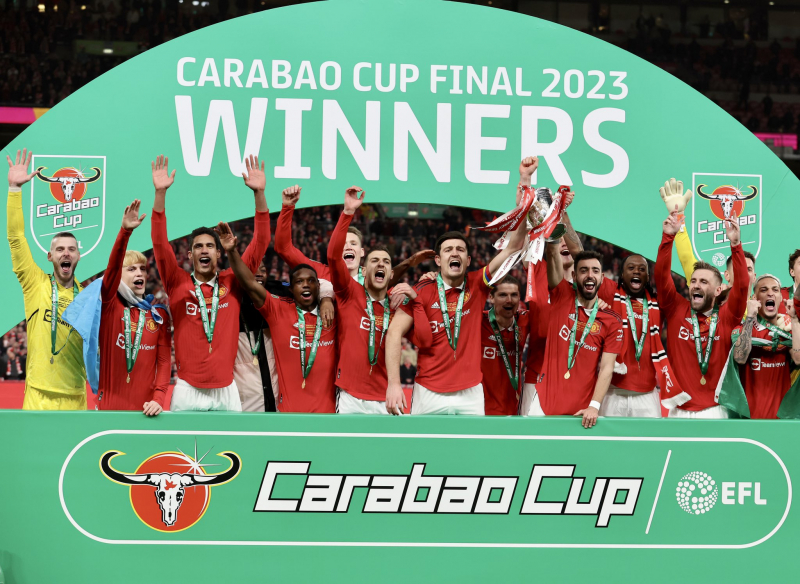 Các cầu thủ Man Utd nâng Cup Liên đoàn Anh (Carabao Cup hay League Cup)
