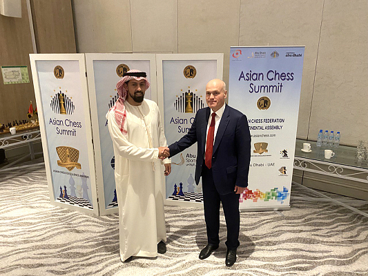 Chủ tịch Liên đoàn cờ vua Nga Andrey Filatov (phải) bắt tay Chủ tịch ACF Sultan bin Khalifa Al Nahya trong hội nghị cờ vua châu Á tại Abu Dhabi, UAE hôm 28/2/2023. Ảnh: ruchess.ru