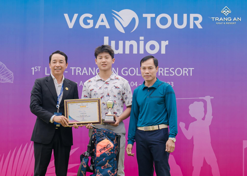 Đoàn Uy nhận cúp vô địch VGA Junior Tour 1St Leg -Trang An Golf Resort