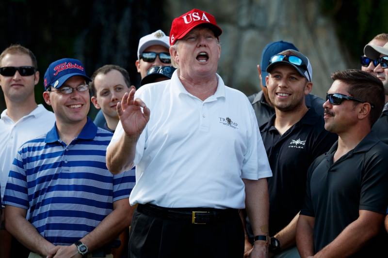 Cựu Tổng thống Trump chơi golf tại Mar-a-Lago. Ảnh: Washington Post.