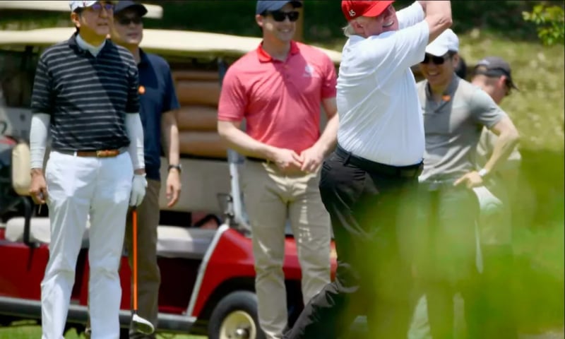 Cựu thủ tướng Nhật Bản Shinzo Abe và Tổng thống Mỹ Donald Trump chơi golf tại Mobara Country Club ở Mobara, phía nam Tokyo vào ngày 26/5/2019. (Ảnh: Ren Onuma/Kyodo News)