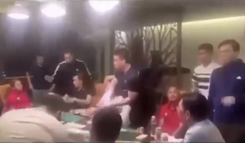 Nhóm golfer bị bắt quả tang tổ chức đánh bạc và đánh bạc tối 20/3 (ảnh cắt từ clip)
