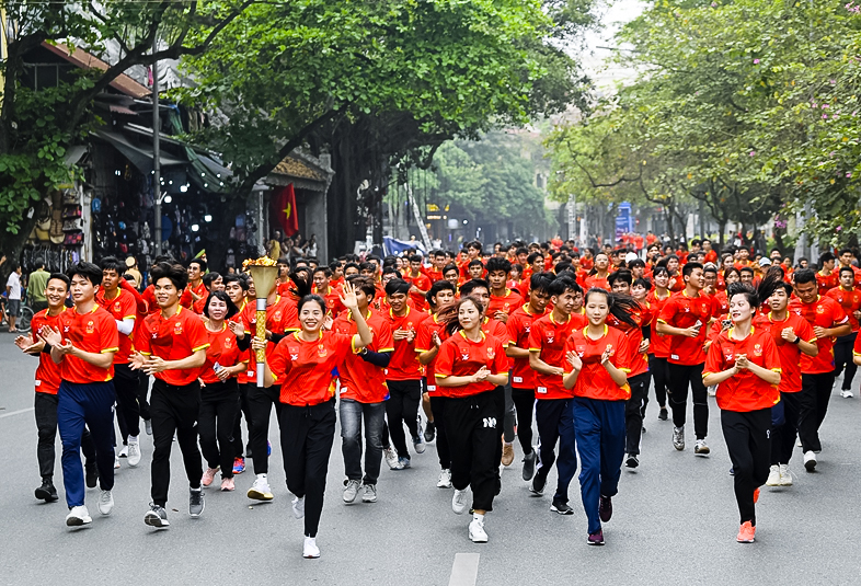 Vận động viên của Thể thao Việt Nam rước đuốc SEA Games 32