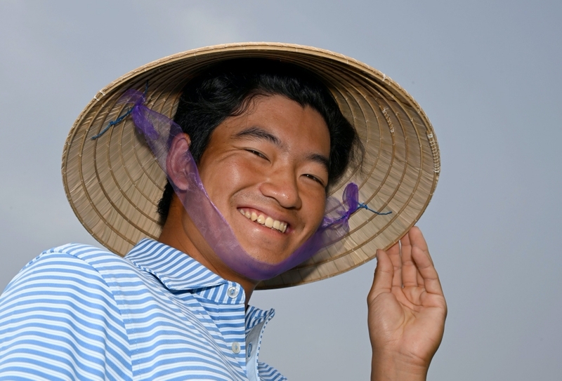 Tachi Kho đội thử nón lá trong giờ nghỉ vòng đánh tập ở KN Golf Links
