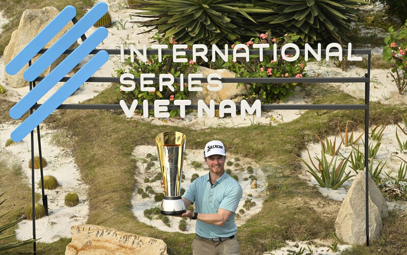 Kieran Vincent nâng cup vô địch International Series Vietnam 2023 (ảnh: Asian Tour)