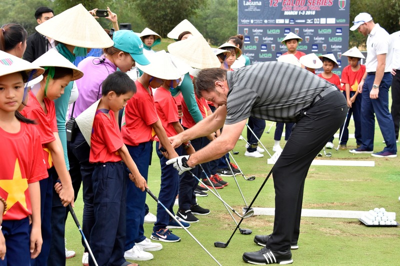 Sir Nick Faldo hướng dẫn các bạn nhỏ những kỹ năng đánh golf cơ bản