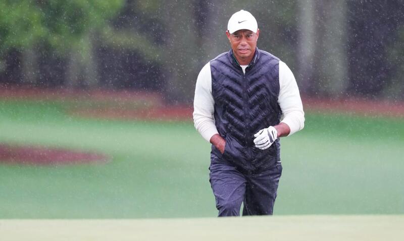Woods đi dưới mưa nặng hạt tại The Masters 2023