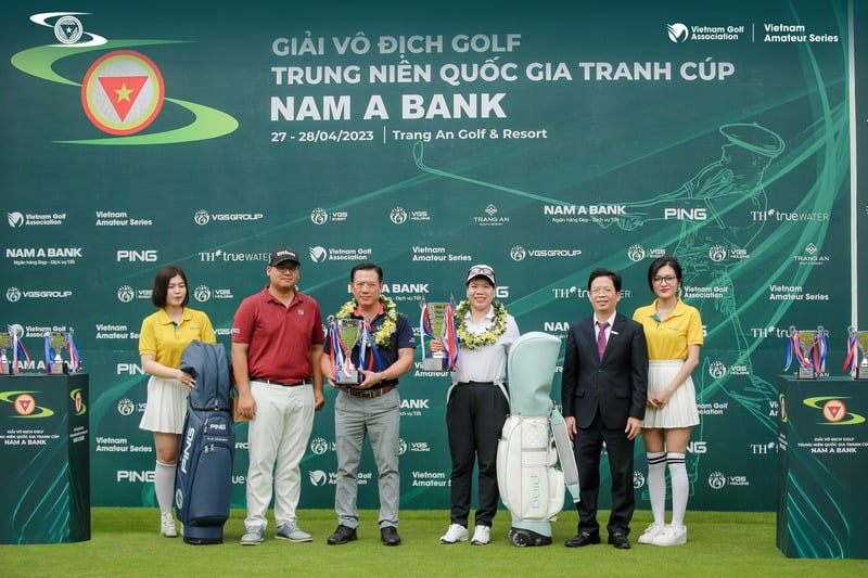 Nguyễn Văn Tám và Ngô Thị An Trinh nhận cúp vô địch VSC 2023
