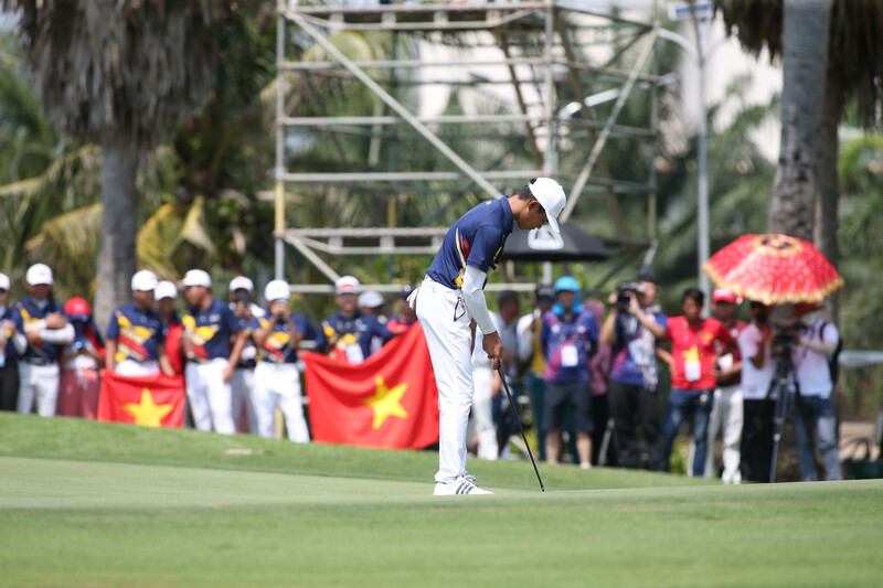 Khánh Hưng thực hiện cú gạt par hố 18, chính thức ghi lịch sử golf Việt Nam tại đấu trường SEA Games (ảnh: Vietnamnet)