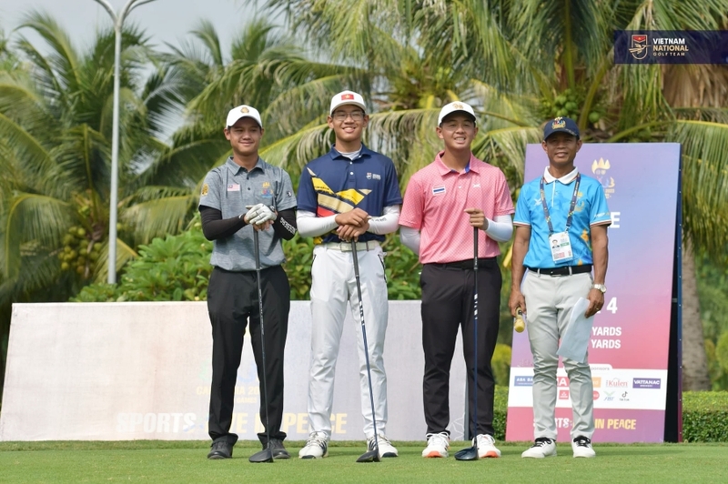 Khánh Hưng (thứ hai từ trái sang) ở vòng 3 đấu gậy cá nhân ngày 10/4 (ảnh: Vietnam National Championship)