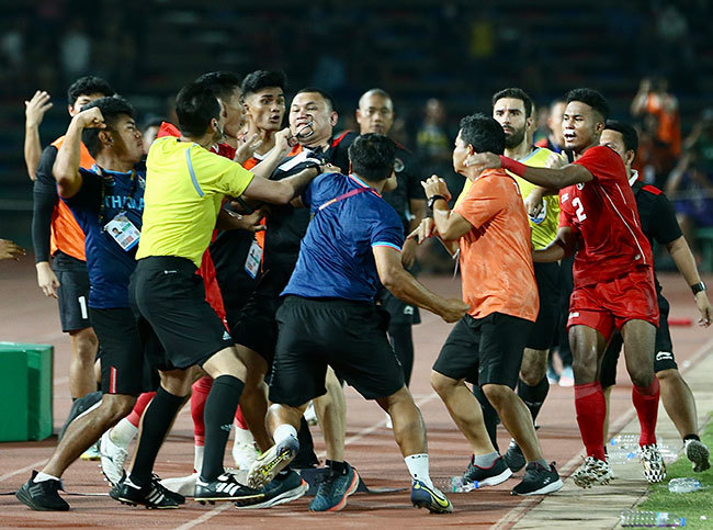 Ban huấn luyện hai bên ẩu đả lẫn nhau sau khi Indonesia có bàn thắng thứ ba ở hiệp phụ thứ nhất (ảnh: Hiếu Lương)