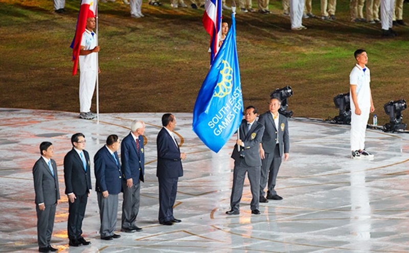 Campuchia trao cờ cho Thái Lan, chủ nhà mới của SEA Games. Ảnh: Khmer Times.