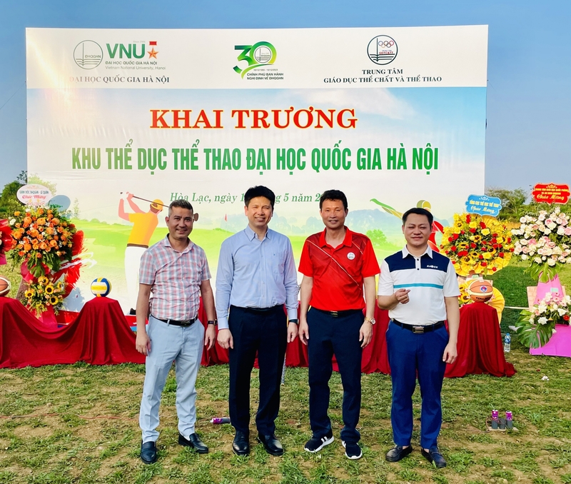 Giám đốc Học viện Nason Golf School - Nguyễn Như Hùng (ngoài cùng tay phải)