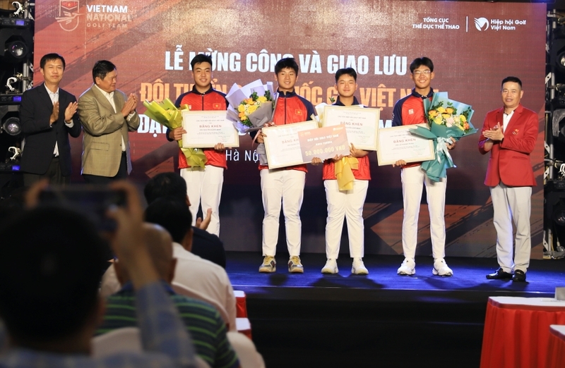 Ông Lê Kiên Thành (thứ hai từ trái sang), Chủ tịch Hiệp hội Golf Việt Nam trao thưởng 50 triệu đồng và bằng khen cho đội golf nam đã đoạt HC bạc nội dung đồng đội