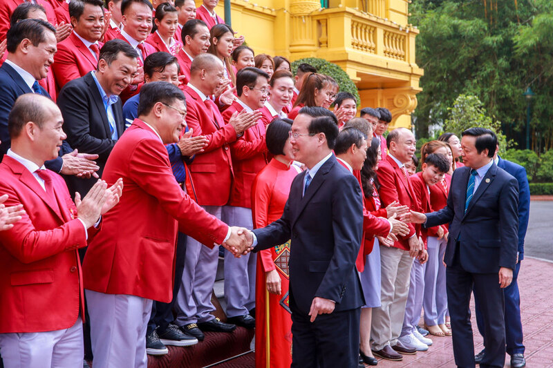 Chủ tịch nước Võ Văn Thưởng bắt tay chúc mừng các VĐV, HLV đoàn thể thao Việt Nam (ảnh: Dân Việt)