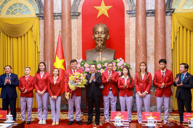 Chủ tịch nước Võ Văn Thưởng biểu dương các VĐV và HLV tiêu biểu của đoàn thể thao Việt Nam tại SEA Games 32 (ảnh: Dân Việt)