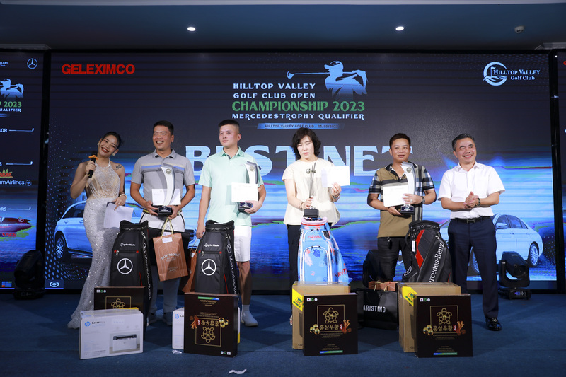 BTC trao giải cho các golfer đoạt hạng Nhất tại bảng A-B-C và bảng Nữ.