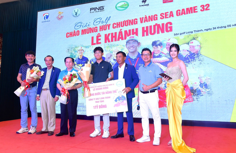 Anh Hùng lao động Lê Văn Kiểm - Chủ tịch Công ty Golf Long Thành, Phó chủ tịch Ủy Ban Olympic Quốc Gia Việt Nam đã trao tặng cho Lê Khánh Hưng 1 tỷ đồng tiền mặt.