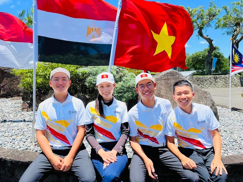 Từ trái qua: Anh Minh, Khuê Minh, Khánh Hưng và trọng tài Bạch Cường Khang tại sân Pei Tou Kuo Hua (ảnh: Vietnam National Golf Team)