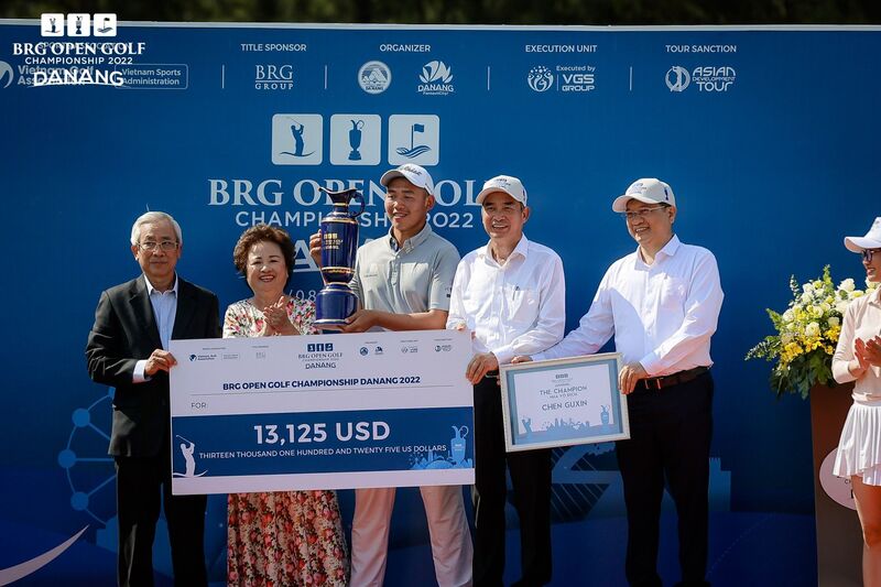Chen Guxin nâng cup vô địch BRG Open Golf Championship 2022