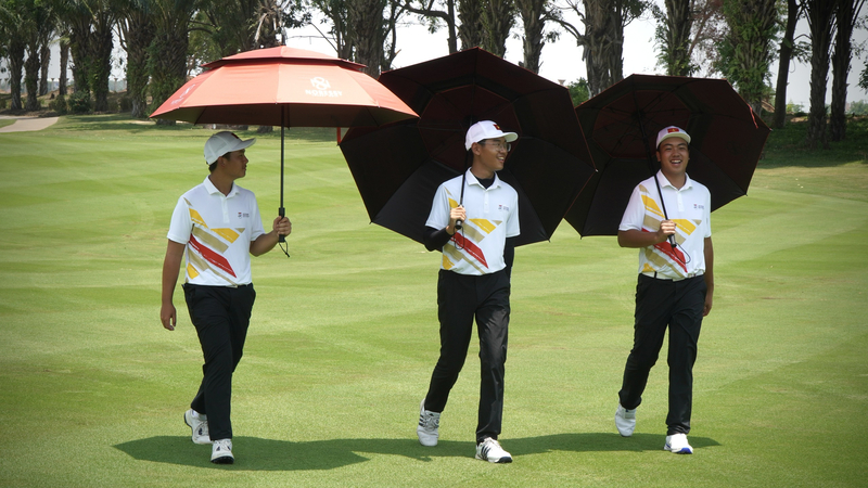 Anh Minh (trái) và Khánh Hưng (giữa) trong màu áo đội tuyển golf Việt Nam tại SEA Games 32