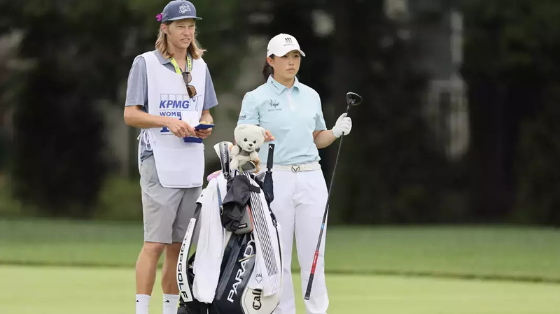 Ruoning Yin đã khép lại vòng chung kết với kết quả bogey free 67 gậy (-4) và lên ngôi vô địch KPMG Women’s PGA Championship 2023 với -8 gậy.