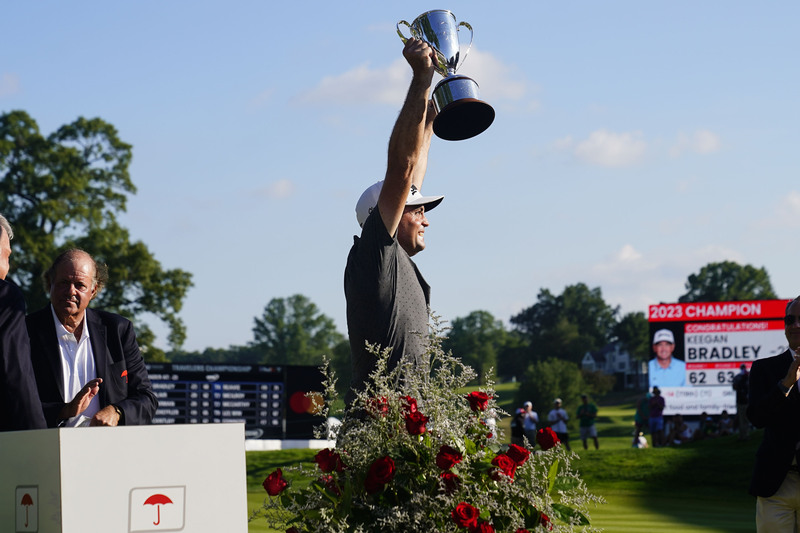 Bradley nâng cúp vô địch thứ sáu trên đấu trường golf hạng nhất Mỹ, tính cả major PGA Championship 2011