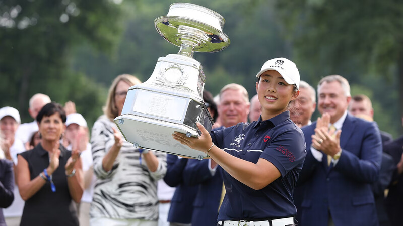 Ruoning Yin nâng cúp Women's PGA Championship 2023