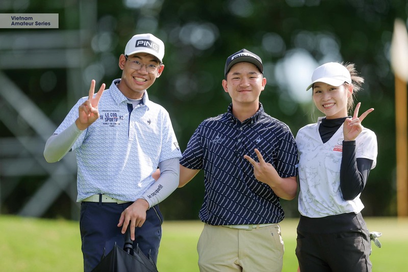 Từ trái qua: Khánh Hưng, Anh Minh và Khuê Minh tại giải Vô địch Golf Nghiệp dư Quốc gia 2023