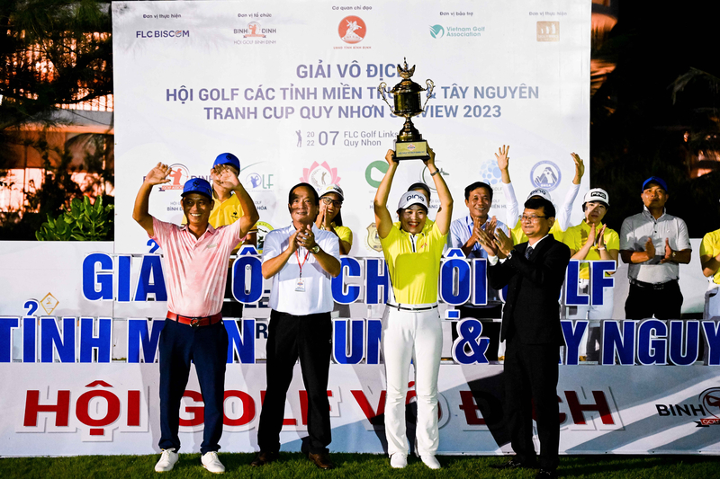 Hội Golf Nữ Nghệ An ăn mừng chiến thắng