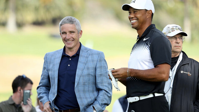 Tiger Woods và đặc phái viên Jay Monahan trong một giải đấu