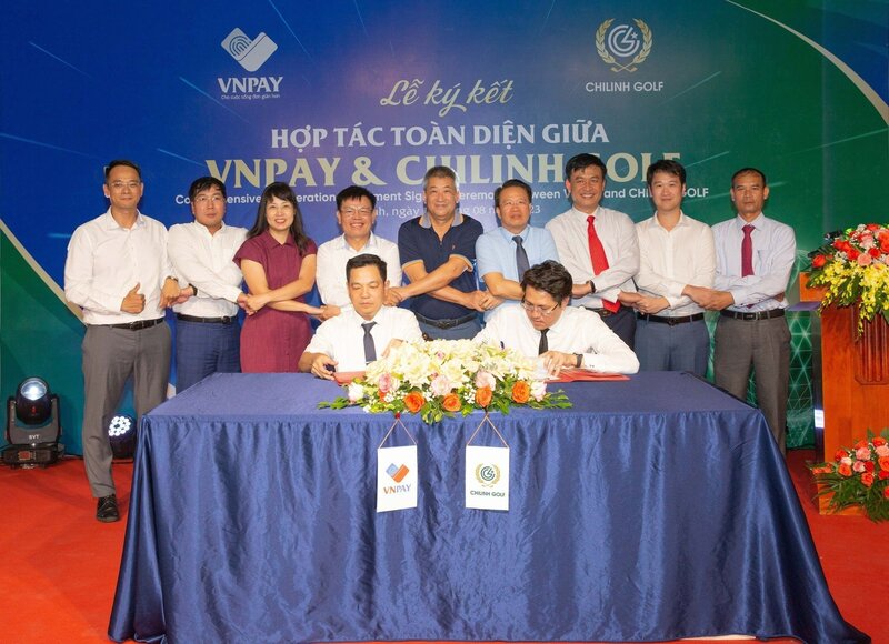 Ông Lê Tánh – Tổng giám đốc VNPAY và Ông Cao Xuân Hợp – Thành viên HĐQT, Giám đốc Công ty CP Đầu tư Phát triển Sân Gôn Chí Linh ký kết thỏa thuận hợp tác toàn diện