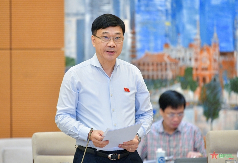 Chủ nhiệm Ủy ban Kinh tế Vũ Hồng Thanh trình bày báo cáo.