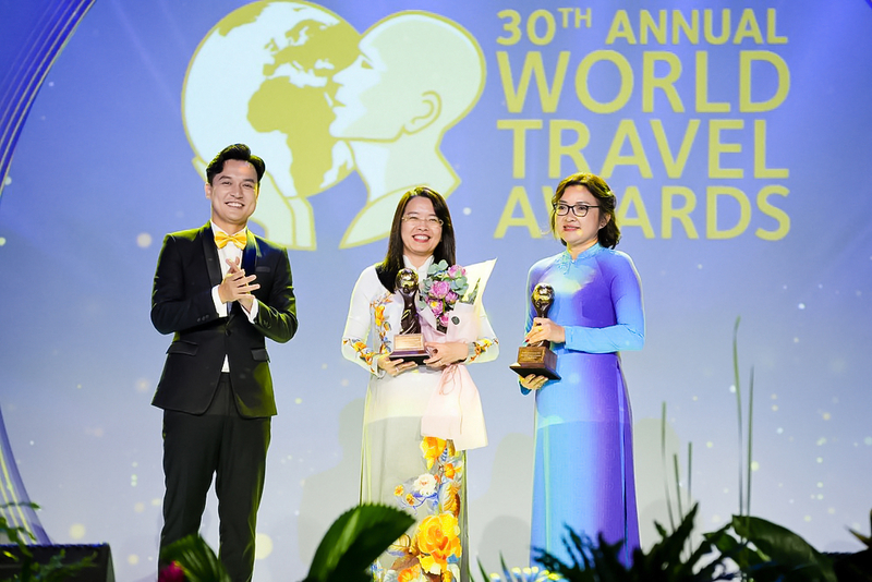 Bà Nguyễn Thị Ánh Hoa- Giám đốc Sở Du lịch TPHCM nhận giải thưởng 
