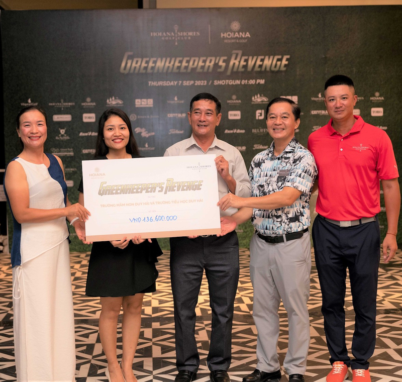 Đại diện sân gôn Hoiana Shores Golf Club trao tặng số tiền 136 triệu đồng đến Hội Từ thiện tỉnh Quảng Nam