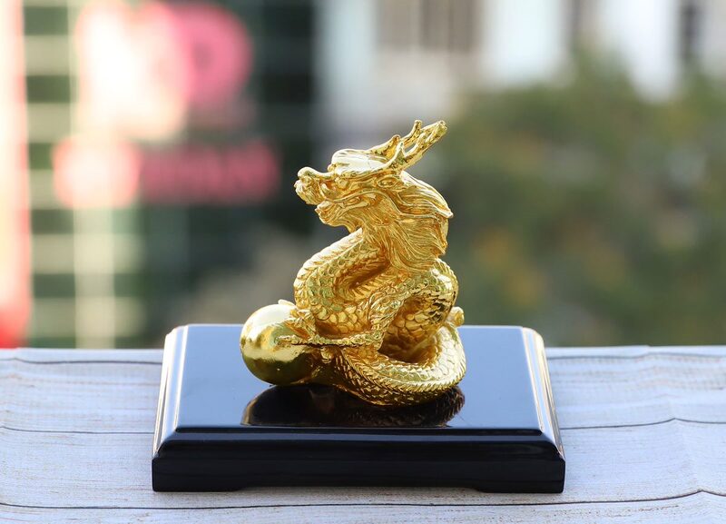 Tượng rồng vàng phong thủy do Golden Gift chế tác có giá 4 triệu đồng.