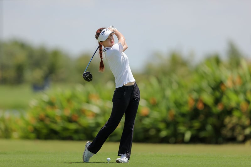 Tạm đứng vị trí nhất bảng Nữ là tay golf Lina Kim
