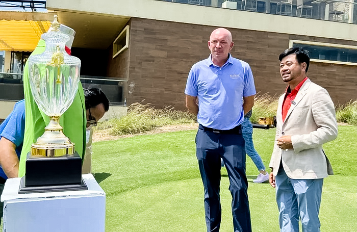 Ông Nguyễn Văn Huỳnh, Phó Chủ tịch kiêm Tổng thư ký Hội golf tỉnh (ngoài cùng, bên phải) cùng ông Cording, Giám đốc sân golf The Bluffs Grand Hồ Tràm kiểm tra công tác tổ chức giải đấu.