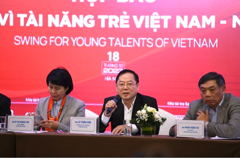 Nhà báo Lê Xuân Sơn – TBT báo Tiền Phong -Trưởng ban tổ chức phát biểu tại buổi họp báo