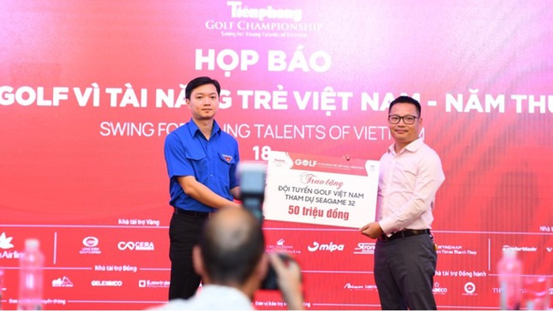 Ông Nguyễn Minh Triết - Bí thư Ban chấp hành T.Ư Đoàn TNCS Hồ Chí Minh, Chủ tịch T.Ư Hội Sinh viên Việt Nam, thay mặt Quỹ hỗ trợ Tài năng trẻ Việt Nam tặng thưởng các thành viên Đội tuyển Golf tham dự SEA Games 32 số tiền 50 triệu đồng.