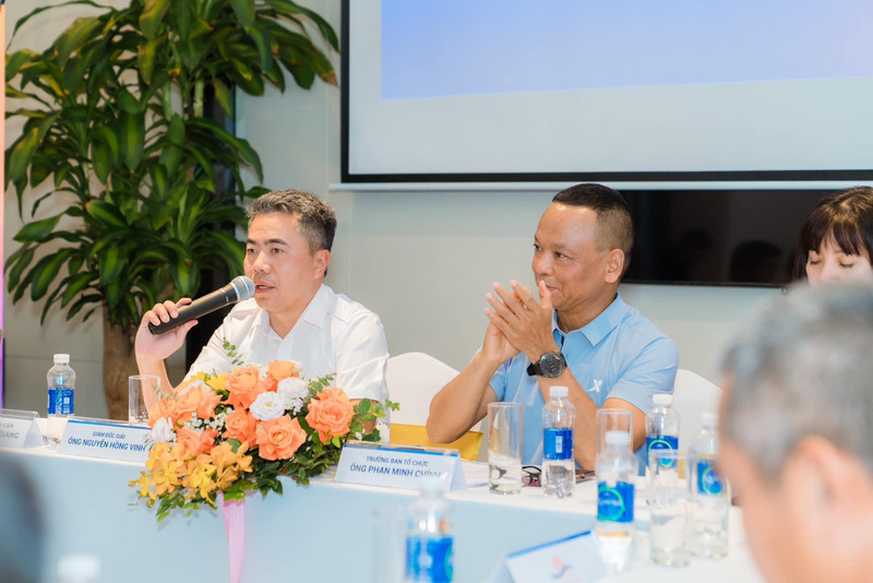 Ông Nguyễn Hồng Vinh - Giám đốc giải và ông Phan Minh Chính - Trưởng BTC giải