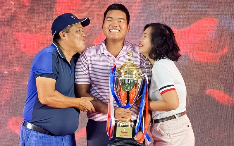 Golfer Nguyễn Đức Sơn chụp hình lưu niệm cùng bố và mẹ