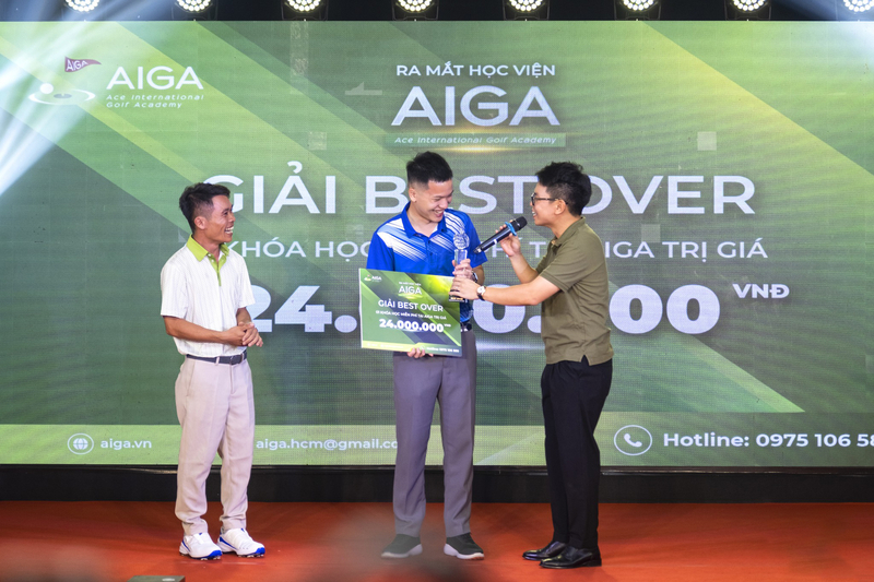 Golfer Nguyễn Tuấn Thành (giữa)