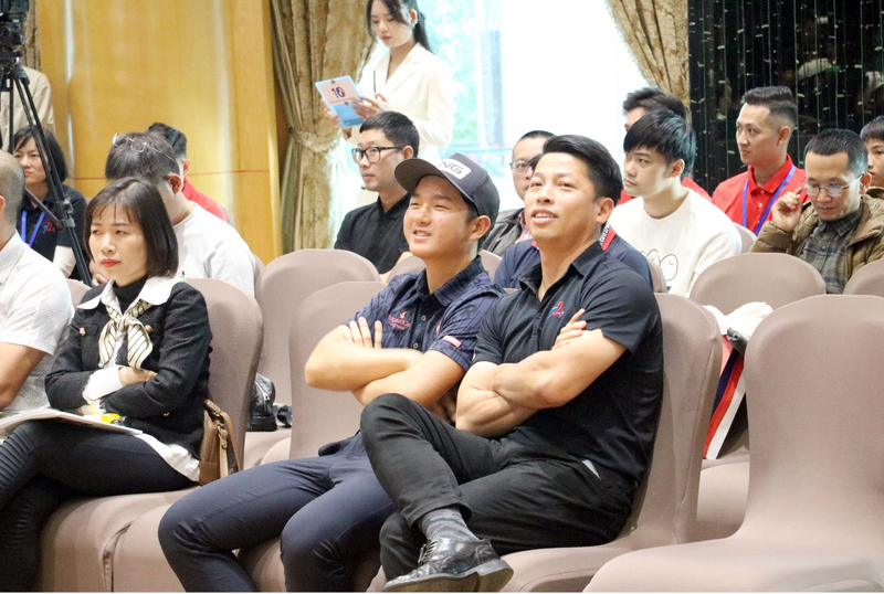 Golfer trẻ Nguyễn Anh Minh (đội mũ) và huấn luyện viên Nguyễn Thái Dương tại hội thảo
