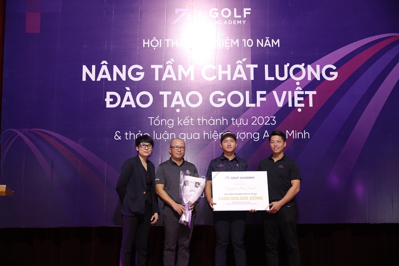 Golfer Anh Minh nhận học bổng 1,6 tỷ VND cho tới hết đại học