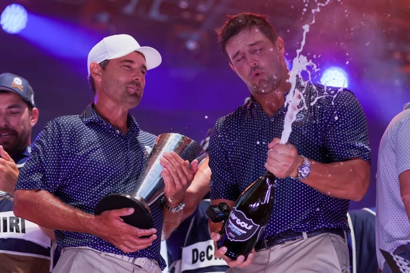 Đội trưởng đội Crushers GC Bryson DeChambeau và Charles Howell III ăn mừng chức vô địch đồng đội trong vòng cuối cùng của giải golf LIV Golf Miami tại Trump National Doral. (Ảnh: Sam Navarro-USA TODAY Sports)