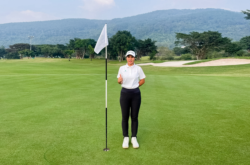 Golfer nữ xinh đẹp Lê Thị Thanh Thúy đã ghi dấu ấn với một cú đánh xuất sắc - một chú đại bàng (Eagle).